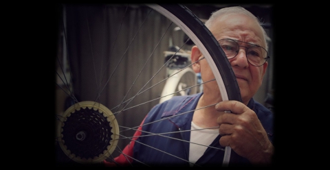 L'83enne Meuccio, che continua a riparare bici a Bari Vecchia: �Ho iniziato da bambino�